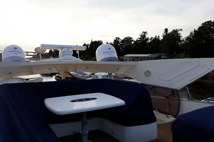 Петля для тарги яхты Princess 67. Автоматизация складывания