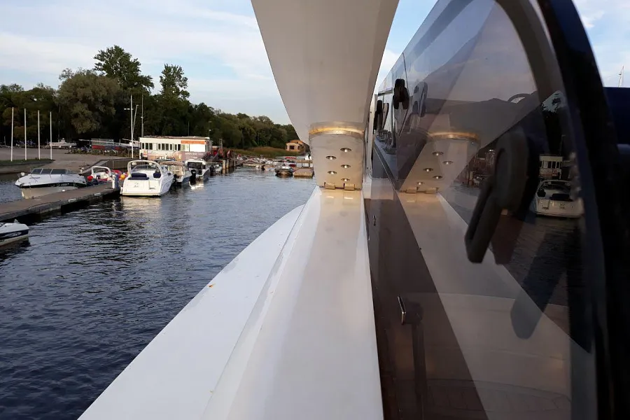Петля для тарги яхты Princess 67. Автоматизация складывания